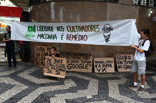 Ativistas na Marcha da Maconha 2015 no Rio: para especialistas consumidores de áreas pobres acabam sendo presos indiscriminadamente como traficantes (FABIO MOTTA/ESTADÃO)