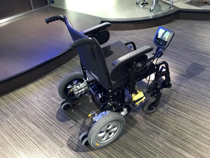 Recursos foram instalados em uma cadeira de rodas motorizada cedida pela Ortobras. Crédito da Foto: Divulgação