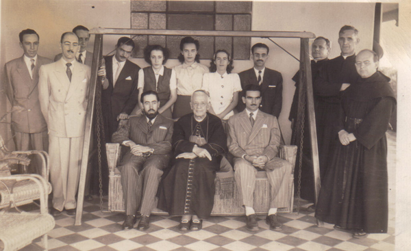 Religiosos e integrantes da família Martins em foto dos anos 1950 no interior paulista