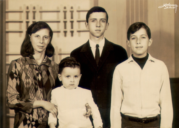 Família de Carlos Alkmin, em foto de 1968 tirada no Kodama Studio