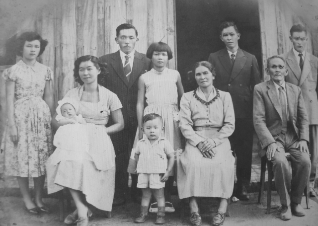Takeji Iwasaki (sentado, à direita) e família, em 1957