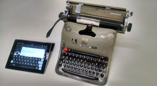 Hanx Writer no Ipad e a velha Olivetti no Acervo Estadão