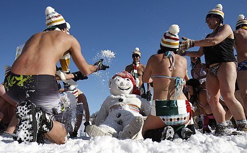 Foliões brincam na neve de Quebec. Foto: Mathieu Belanger/Reuters