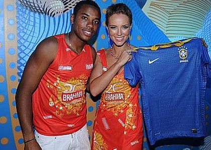 Robinho e a musa do camarote Paola Oliveira apresentam a nova camisa da Seleção brasileira. Foto: Agência Número 1/Divulgação
