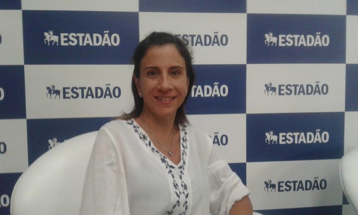Hoje jornalista da Ponte.org, Claudia já passou por diversas publicações brasileiras de jornalismo, dentre elas O Estado de S. Paulo.