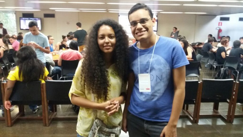 Lauren Alessandra Rodrigues de Oliveira e Lucas Monteiro são da Universidade de Sorocaba (Uniso) elogiaram a palestra sobre política: 