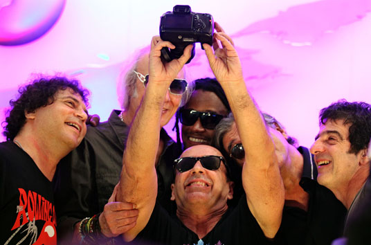 Frejat, Erasmo Carlos, Juba, Toni Garrido e Geroge Israel tiram selfie durante coletiva de imprensa do Rock in Rio. FOTO: MARCOS DE PAULA/ESTADÃO