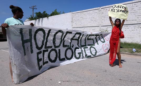 Movimento Ocupa-Golfe faz protesto em frente a Construção do Campo Olímpico de Golfe, na Barra da Tijuca, zona oeste. durante visita do Prefeito da cidade, Eduardo Paes. Foto: Fabio Motta/Estadão