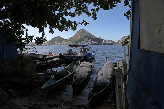 Pescadores da Colônia da Lagoa Rodrigo de Freitas, na zona sul do Rio, estão apreensivos com a necessidade de serem removidos do local durante a realização dos Jogos Olímpicos em 2016. (Foto: Fabio Motta/Estadão)