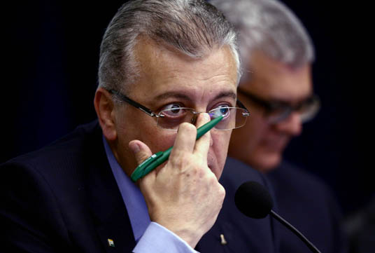 O Presidente da Petrobras, Aldemir Bendine, durante entrevista coletiva após reunião do Conselho de Administração da Petrobras, onde foi aprovado o balanço auditado de 2014, no centro do Rio.
