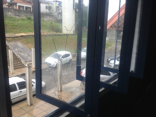 Perto da sala do grêmio estudantil, uma janela foi quebrada por tiro (Carina Bacelar/O Estado de S. Paulo)