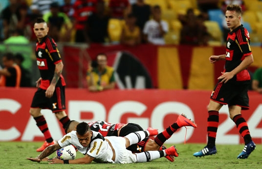 Vasco x Flamengo fizeram uma partida ruim e cheia de jogadas ríspidas (Foto: Wilton Junior/Estadão)
