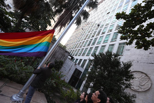 O enviado especial do governo dos EUA para direitos humanos da população LGBT, Randy Berry, hasteou a bandeira Arco-Íris - um dos símbolos mais conhecidos do movimento - ao lado da bandeira norte americana, no Consulado Geral dos Estados Unidos, no centro do Rio. (Foto: Fabio Motta/Estadão)