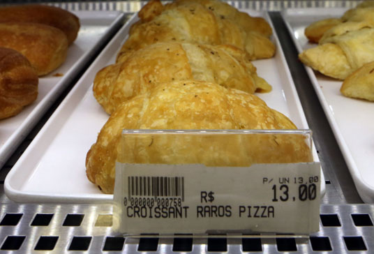 Croissant custa R$ 13 no Aeroporto do Galeão (Foto: Fábio Motta/Estadão)