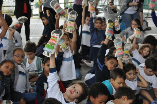 Crianças exibem brinquedos recém-coloridos no Colégio Friedenreich (Divulgação/Cáritas-RJ)