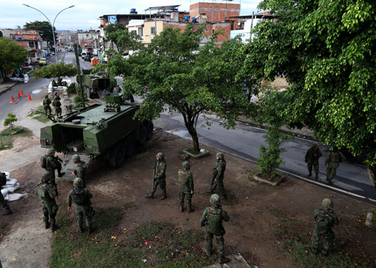 Tropas do Exército e blindados da Marinha ocupam algumas das entradas de acesso à Favela da Maré, na manhã desta quinta-feira (25). De acordo com dados divulgados pelo Exército, a Força de Pacificação da Maré, em pouco mais de um ano, mobilizou mais soldados que a Missão de Paz do Brasil no Haiti - onde as tropas brasileiras atuam desde 2004 (23,5 mil contra 22 mil). A rotatividade das tropas, algumas mais violentas que as outras, é alvo de críticas de moradores e ONGs que atuam na região. (Foto: Fabio Motta/Estadão)