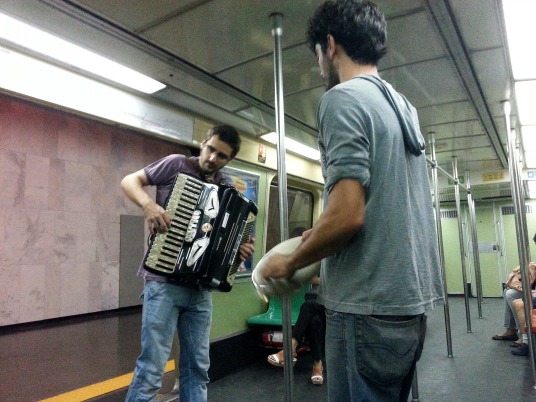 Pockets shows são vistos com alguma frequências no metrô que circula pela Zona Sul (Foto: Marcio Dolzan/Estadão)