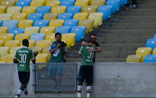 CBF puniu o árbitro do jogo por causa desta imagem. (Foto: Bruno Haddad/Fluminense)