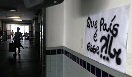 Já somam sete as escolas da rede de ensino estadual que foram ocupadas por estudantes. Estes ocupantes apoiam a greve dos professores e reclamam das más condições de funcionamento dos prédios. Uma destas escolas é a Prefeito Mendes de Moraes (FOTO), na Ilha do Governador, zona norte do Rio. (Foto: FABIO MOTTA/ESTADÃO)