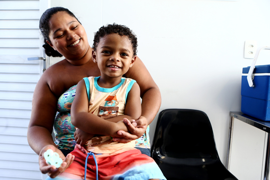 Começou hoje a campanha de vacinação contra a Gripe nos postos de saúde do Rio. David de Moreira, de 2 anos, junto da mãe Miriam de Moreira, enquanto é vacinado na Clínica da Família Sergio Vieira de Mello, na zona norte do Rio. (Foto: WILTON JUNIOR/ESTADÃO CONTEÚDO)