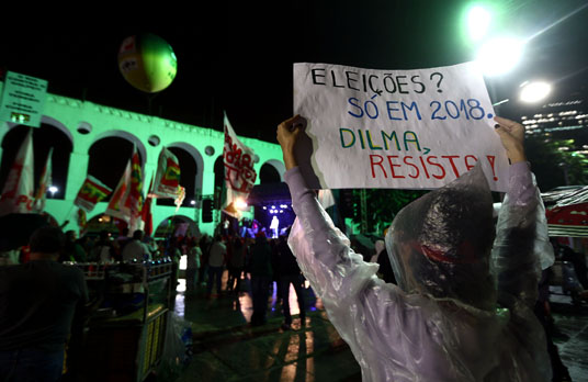 A Frente Brasil Popular junto de sindicalistas realizaram nesta sexta-feira, 29, um ato contra o Impeachment da presidente Dilma Rousseff na Lapa, centro do Rio. (Foto: WILTON JUNIOR/ESTADÃO)