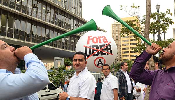Taxistas protestam contra a regulamentação do Uber em São Paulo – Foto: Rovena Rosa/Agência Brasil