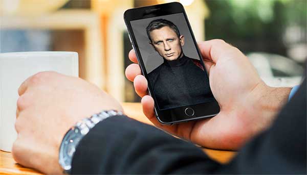 Até James Bond se rendeu aos recursos dos smartphones em seus últimos filmes - imagens: divulgação
