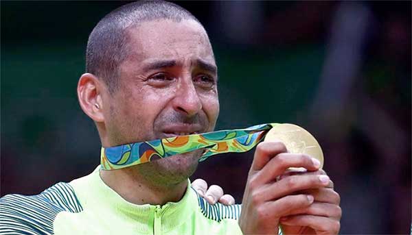 Serginho, eleito o melhor jogador de vôlei da Rio 2016, chora ao receber a medalha de ouro - imagem: reprodução