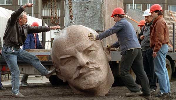 Homem em Berlim chuta cabeça de estátua derrubada do ex-lider soviético Lenin - imagem: reprodução