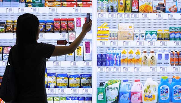 Homeplus, sistema da Tesco na Coreia do Sul, que permite que os consumidores façam compras na plataforma do metrô com seus celulares, apenas fotografando as imagens dos produtos, que são depois enviados a suas casas – imagem: divulgação