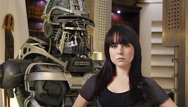 Zoe Greystone, personagem da série Caprica, cuja “essência” acaba sendo carregada no robô U-87, dando-lhe “vida” após a morte da menina - Imagem: divulgação