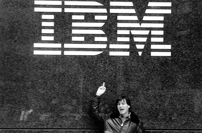 Steve Jobs “mostra o dedo para a IBM”, em clássica foto de dezembro de 1983, tirada poucas semanas antes do lançamento do Macintosh – Imagem: reprodução