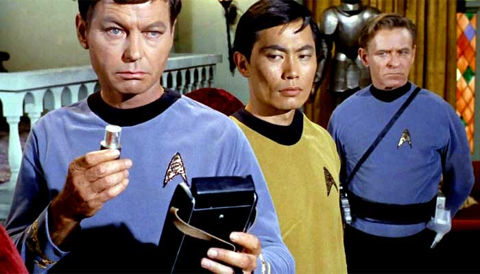 O inabalável doutor McCoy (à esquerda) e suas parafernália tecnológicas de diagnóstico na série original de Star Trek - Imagem: reprodução