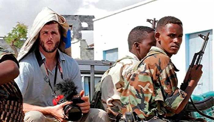 Eduardo Martins supostamente posa ao lado de combatentes na Somália: só que a foto é uma montagem sobre uma foto e identidade roubadas - foto: reprodução