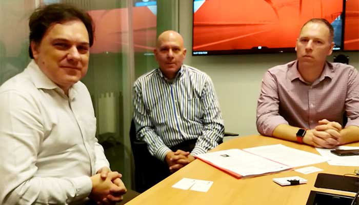 Paulo Silvestre (esquerda) conversa sobre transformação digital com John Allessio (centro) e Nick Hopman – Foto: reprodução