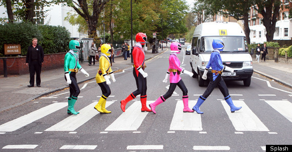 Power Rangers homenageiam Beatles: tiraram foto na Abbey Road