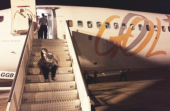 Katya Hemelrijk da Silva subiu em avião da GOL arrastando-se pelos degraus. Foto: Reprodução