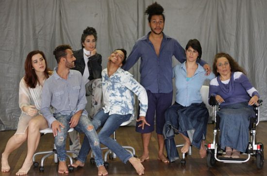 Integram o elenco uma artista uma cega, uma cadeirante e um bailarino com paralisia cerebral. Foto: Divulgação