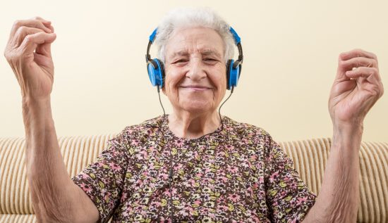 Ter a audição reabilitada significa recuperar a autoestima e a qualidade de vida. Imagem: Reprodução