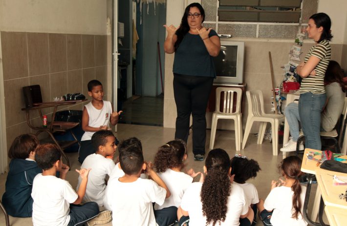 Nove educadores surdos ministram as aulas para todos os alunos, com ou sem deficiência auditiva. Foto: Francisco Arrais/Prefeitura de Santos