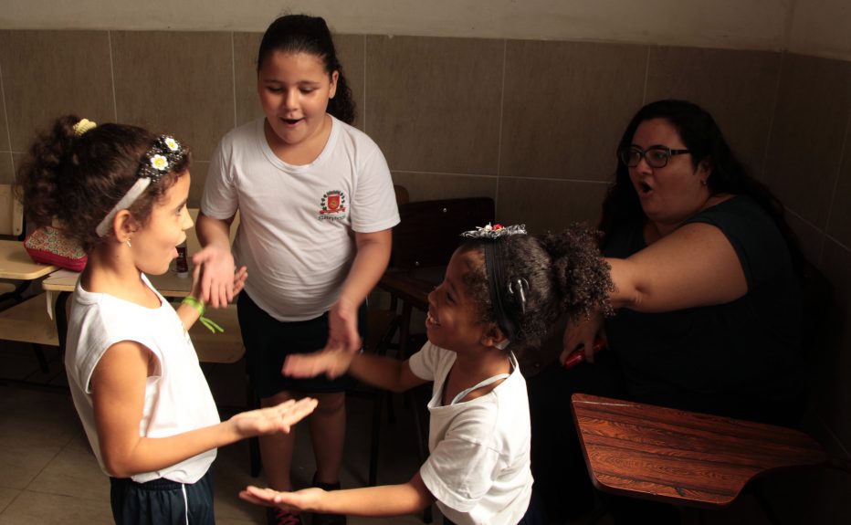 Meta é ampliar a inclusão a partir de uma melhor comunicação entre crianças surdas e ouvintes. Foto: Francisco Arrais/Prefeitura de Santos
