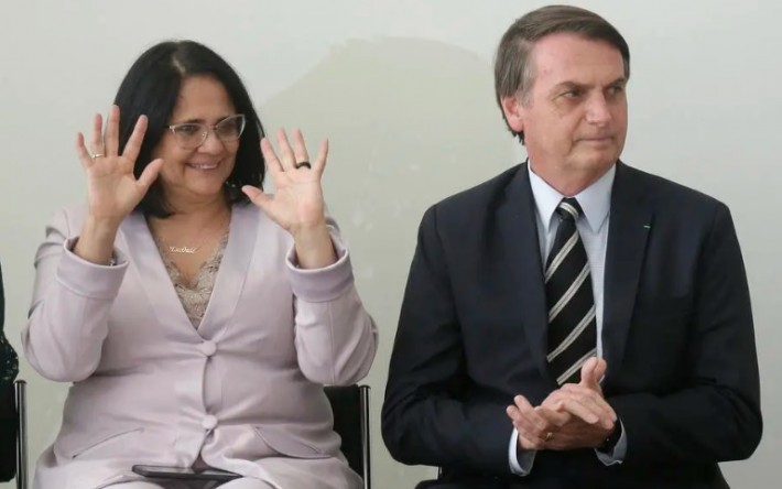 Foto da ministra Damares Alves com o presidente Jair Bolsonaro.