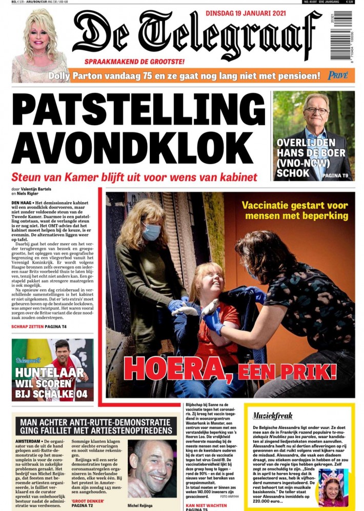 Página do jornal holandês 'De Telegraaf' com a reportagem sobre a vacinação de pessoas com deficiência. Crédito: Reprodução.