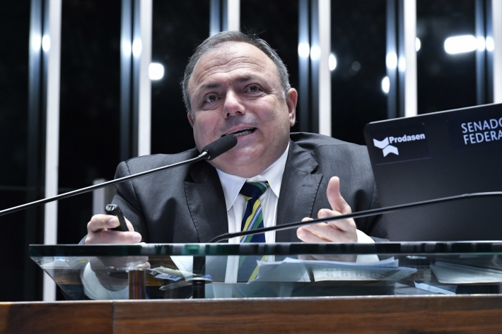 Foto do ministro da Saúde, Eduardo Pazuello, falando ao microfone no Senado. Crédito: Reprodução.