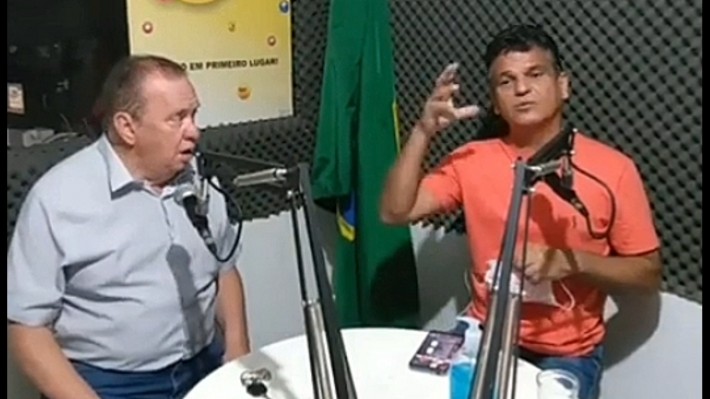 Foto do prefeito de Alfenas (MG), Luiz Antônio da Silva, falando ao microfone em um estúdio de rádio. Crédito: Reprodução.