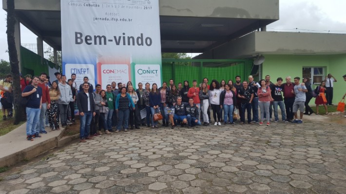Foto de um grande grupo de estudantes e professores na entrada do câmpus de Cubatão do Instituto Federal de São Paulo (IFSP). Crédito: Reprodução.