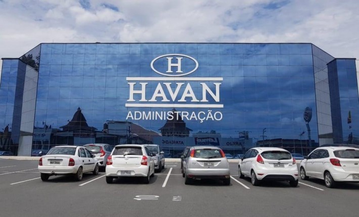 Prédio do setor administrativo fa rede Havan. Edifício com fachada de vidro tem a logomarca da empresa e a palavra 'administração' em destaque. Crédito: Reprodução.
