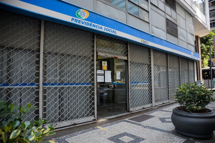 Foto de agência do INSS no Rio de Janeiro. Local está fechado e cercado por grades.