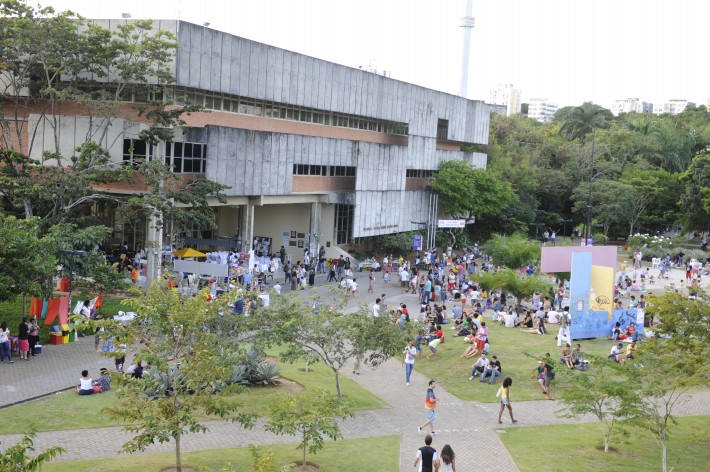 Foto aérea mostra a entrada da UFBA, Universidade Federal da Bahia, com diversas pessoas caminhando.