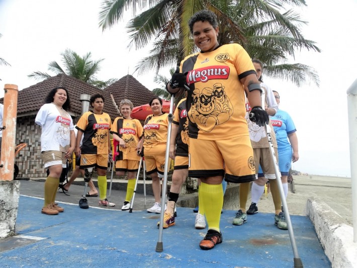 Foto de um grupo de jogadoras de futebol que têm braços ou pernas amputadas.